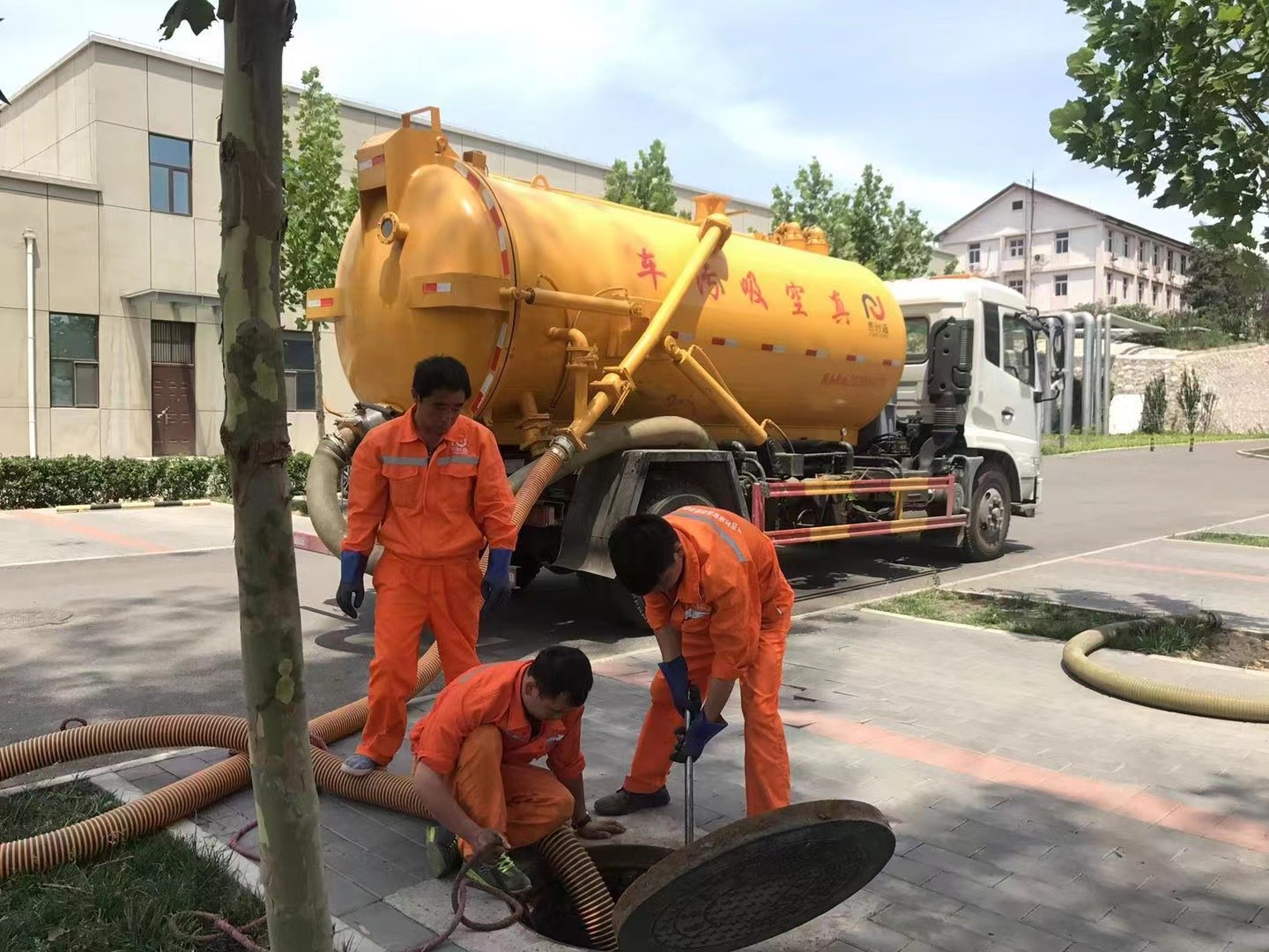 郊区化粪池清理与5-8吨吸粪车施工效率分析